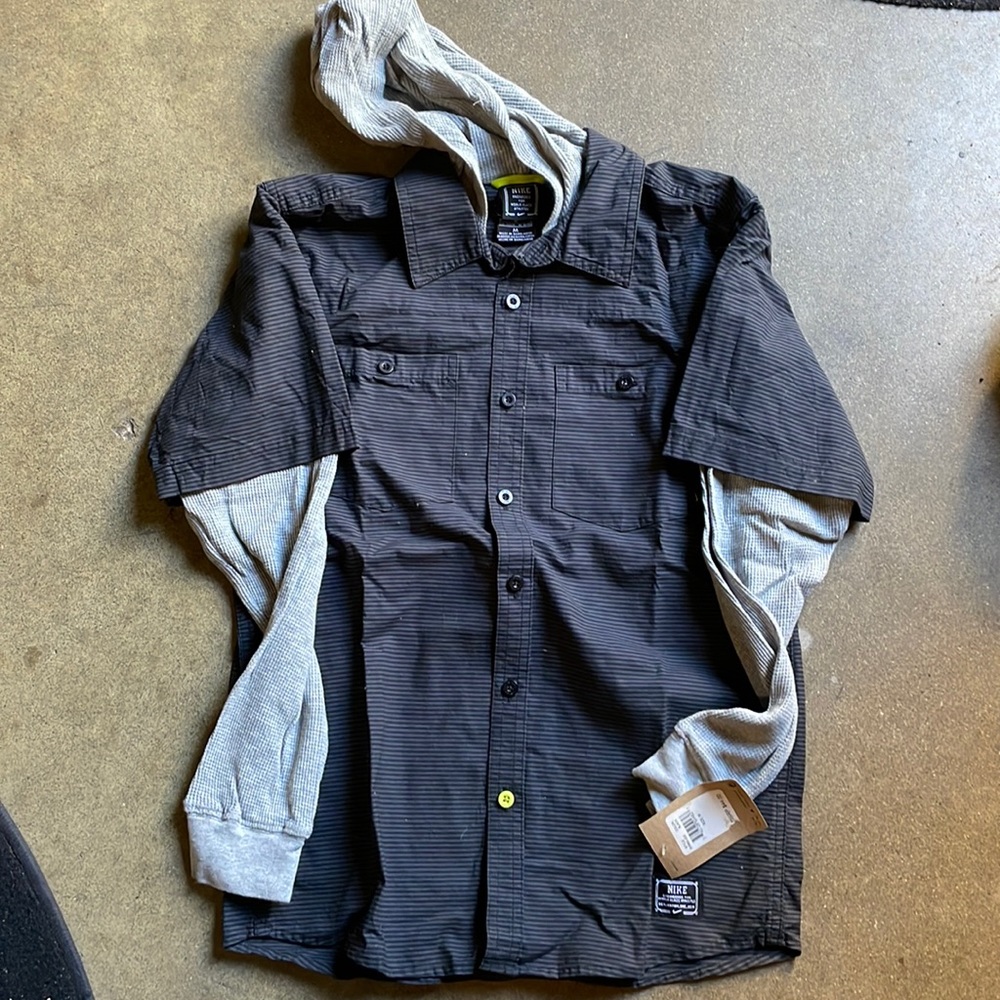 Kids Nike size M short sleeve with long sleeve insert and hood chic